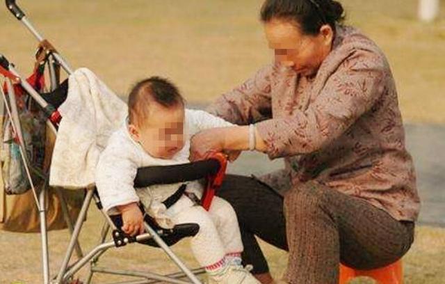 我們買房四處借錢，妯娌生兒子婆婆給十萬，我當晚幫婆婆收拾行李