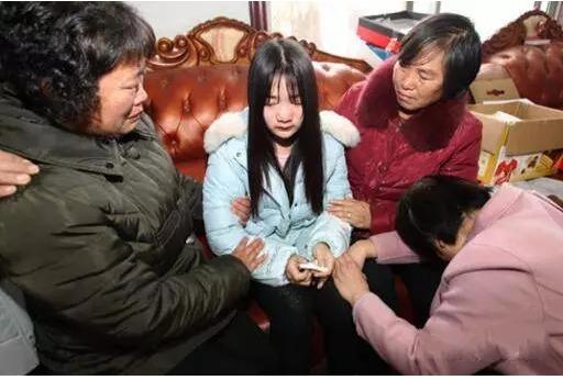 妻子生兩女兒，老公一家不抱孩子，妻子：不是你們家生孩子的機器