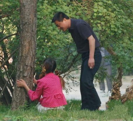 妻子生兩女兒，老公一家不抱孩子，妻子：不是你們家生孩子的機器
