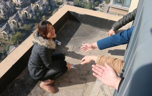 妻子生兩女兒，老公一家不抱孩子，妻子：不是你們家生孩子的機器