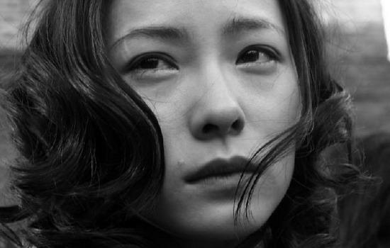 妻子生兩女兒，老公一家不抱孩子，妻子：不是你們家生孩子的機器