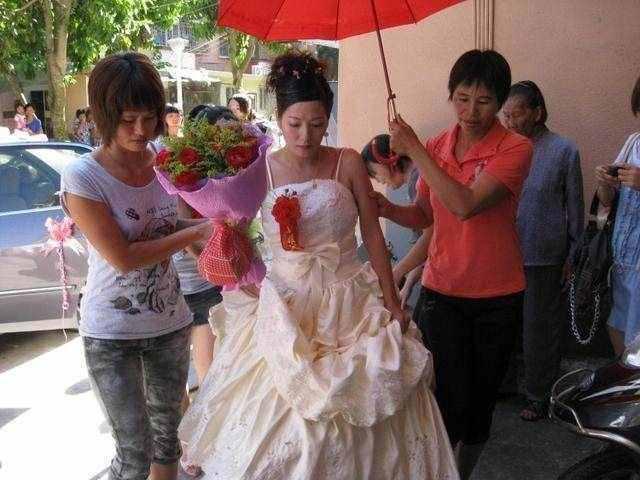 小叔子結婚婆婆死活不讓我參加，知道原因後，穿喪服大鬧婚禮現場