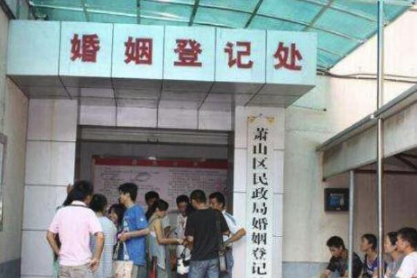 離婚當天家公叫我退彩禮，還被小姑打，第二天家公神色全變了！