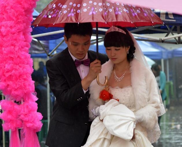 生孩早產，婆婆說保小孩，滿月當天來一排豪車，婆家成全村笑柄