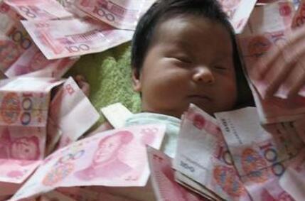 生孩早產，婆婆說保小孩，滿月當天來一排豪車，婆家成全村笑柄