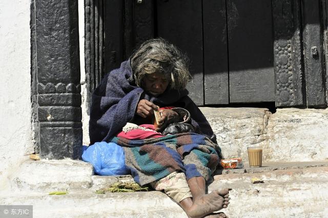 父母去世哥哥資助他上完大學，帶女友回家，路上遇見一個乞丐哭了