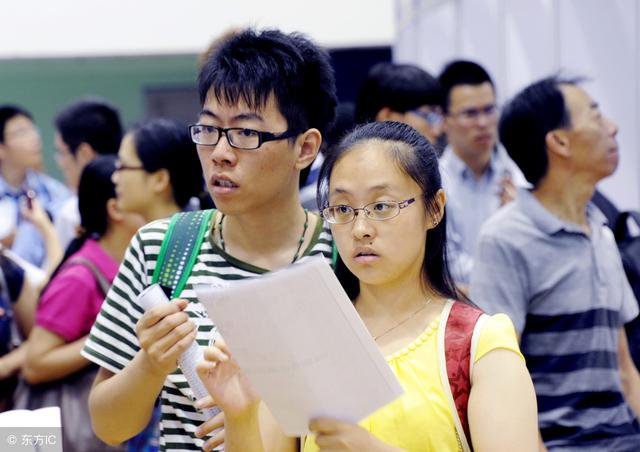 父母去世哥哥資助他上完大學，帶女友回家，路上遇見一個乞丐哭了