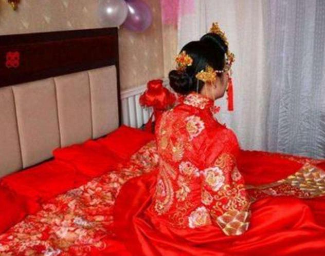 新婚夜妻子早早入睡，半夜被單全濕，老公被冷醒，第二天提出離婚