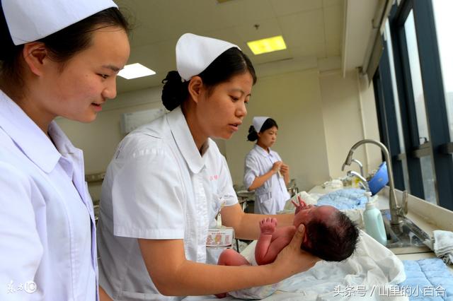 生孩子大出血，婆婆說保小孩，滿月當天來十輛車，婆家成全村笑柄