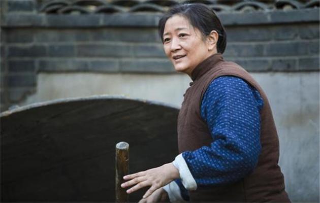 買房回家借錢，哥嫂都說沒錢，母親給我袋紅薯，回家打開我淚目