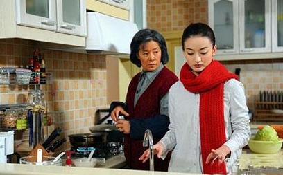 農村婆婆來吃滿月酒，帶來一包菜，掉出的東西讓我媽成了笑柄