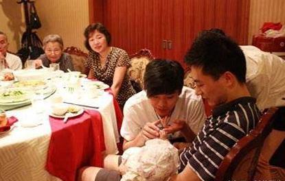 農村婆婆來吃滿月酒，帶來一包菜，掉出的東西讓我媽成了笑柄