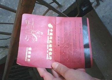 農村婆婆來吃滿月酒，帶來一包菜，掉出的東西讓我媽成了笑柄