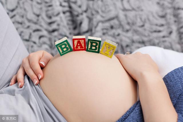 兒媳和女兒同時分娩生娃，看到孩子性別後，婆婆的態度說明一切！