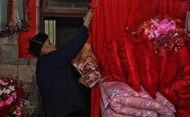 女兒出嫁窮父親送了張紙，下崗鬧離婚時打開一看，一年掙了幾十萬