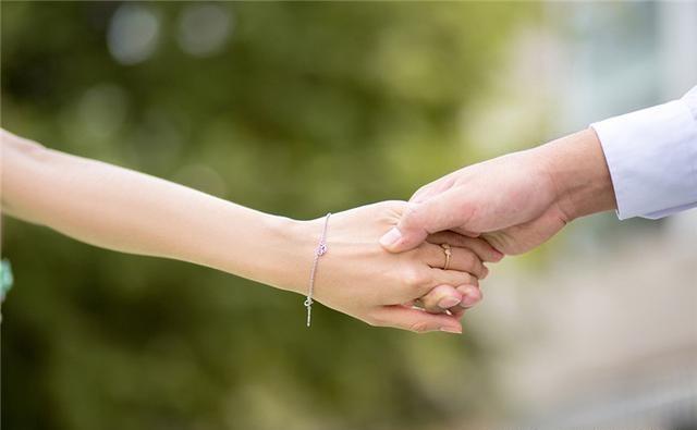 婚禮當天給父母敬茶，看到公婆身邊的人，我摘下頭紗轉身就走