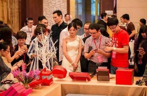 結婚那天，婆家辦了10桌，公公當眾宣布一事，我成了全場的笑話!！