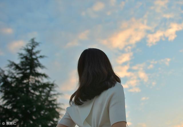 被逼成精神病的女人：連生幾個女兒，她成了兩兄弟眼裡的生娃機器