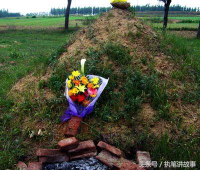 父親去世男孩被繼母趕走，一年後收到繼母遺信，在她墳前長跪不起