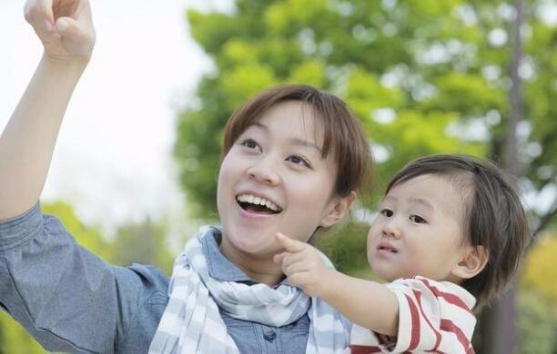 弟媳生兒我生女，婆婆給弟媳30萬給我舊房子，五年後我高興落淚