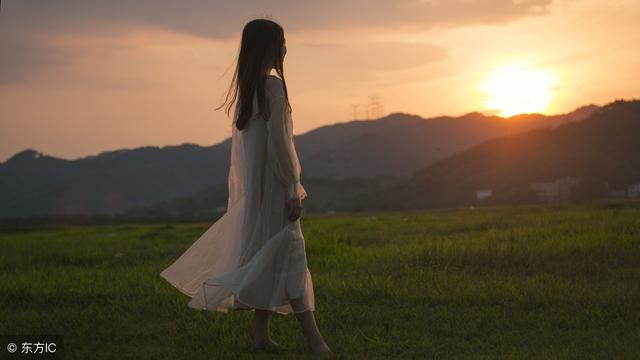 離婚一年，前夫過生日我給他發了祝福簡訊，他回我四個字，賤男人