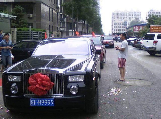 女兒嫁給瘸子，母親不同意，婚禮當天村裡來了一排豪車，母親傻了