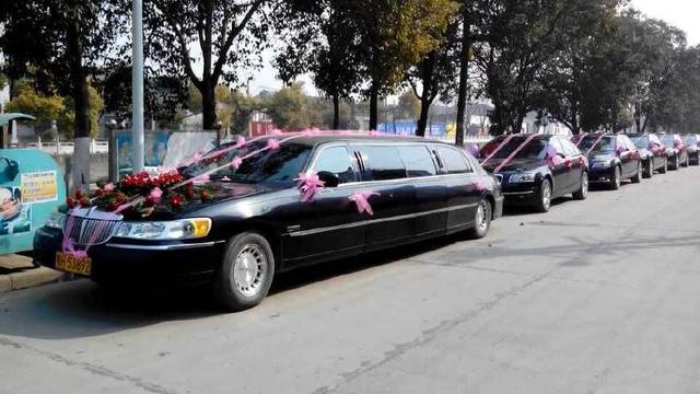 女兒嫁給瘸子，母親不同意，婚禮當天村裡來了一排豪車，母親傻了