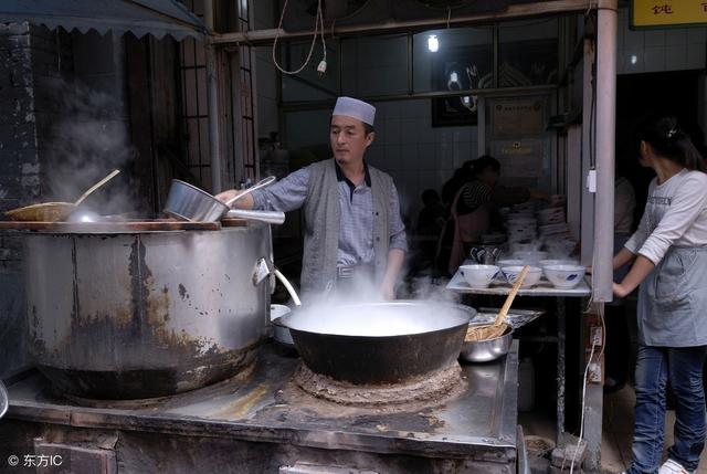 飯館招了個小夥子，給他漲工資卻被拒絕，小伙說明緣由，老闆愣了