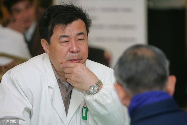 民工在醫生家幹活，往花瓶里吐了口痰，醫生找上門，竟救了他一命