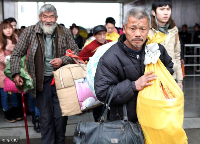 民工在醫生家幹活，往花瓶里吐了口痰，醫生找上門，竟救了他一命