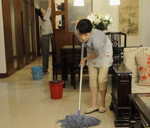 我剛生下女兒就被婆家掃地出門，啞巴保姆開口，我讓老公凈身出戶