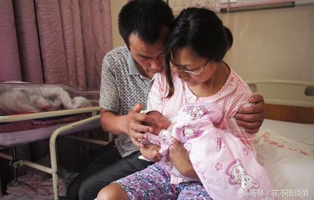 我生女兒，滿月宴婆婆送五千，繼母送銀行卡，查完餘額後，我愣了