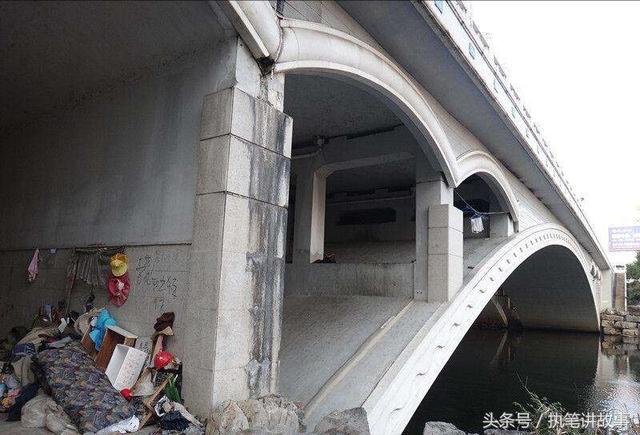 父親去世後女孩被繼母趕走，流浪路邊救一痴傻老人，從此禍去福來