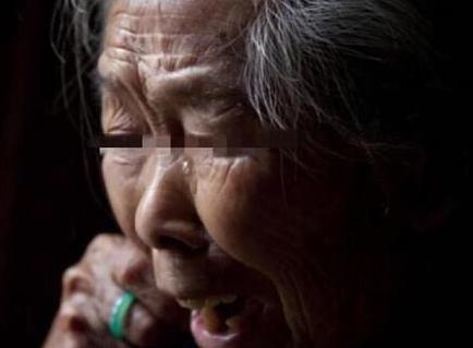 小叔離婚，家婆卻把我家門給砸了，老公聽到家婆罵的話，蹲地哭了