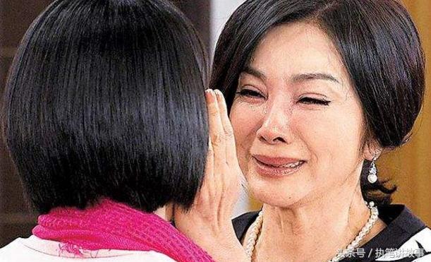  單身漢撫養棄嬰長大，親生父母攜巨款來交換，女孩的做法讓人感動