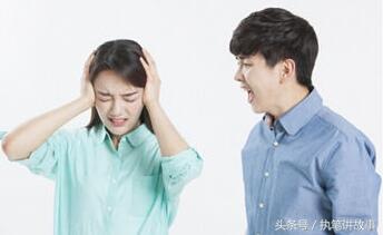 農村嫂子進城看望懷孕弟媳卻被她擋在門外，小叔子的做法讓人讚譽