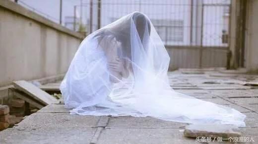 老公去世我打掉孩子準備再嫁，婆婆連夜送一東西，拆後我終身不嫁！
