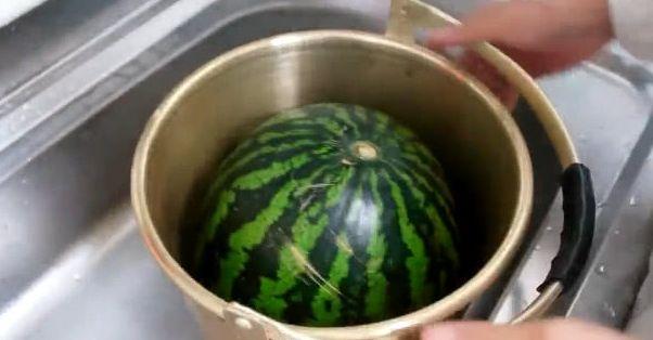 小伙趁媽媽不在家，把西瓜放到鍋里煮了10小時，看到成果後大笑