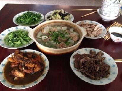 去兒子家吃飯從來沒上過飯桌，看到兒媳的碗，公公起身離開家