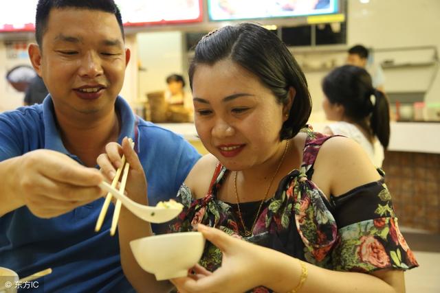 在廚房給婆婆盛飯，聽她和小姑子的對話，我默默往碗里加了半袋鹽