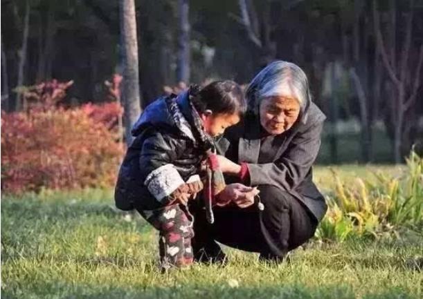 聽說孫兒生病，我連夜趕去城裡看他，兒媳給我做飯，我摔門而出！