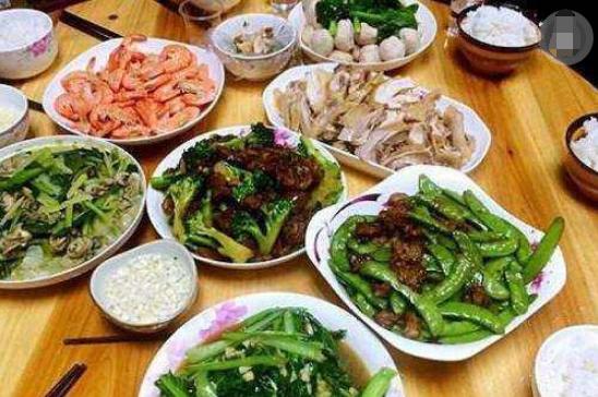 聽說孫兒生病，我連夜趕去城裡看他，兒媳給我做飯，我摔門而出！