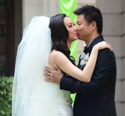 和前妻偶遇她給我發信息要我陪她，我回復一句話女友不久嫁給了我