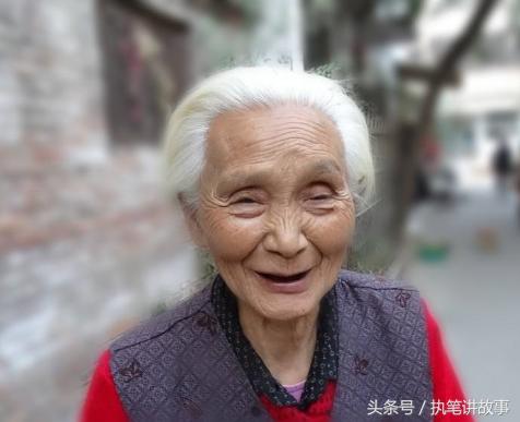 老人癱瘓後三個兒子都拒絕贍養，幸虧了當年那個瞧不起的窮女婿