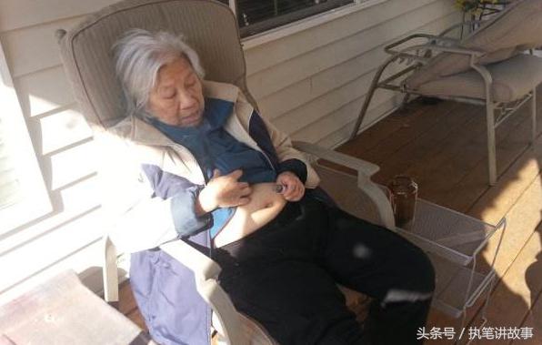 老人癱瘓後三個兒子都拒絕贍養，幸虧了當年那個瞧不起的窮女婿