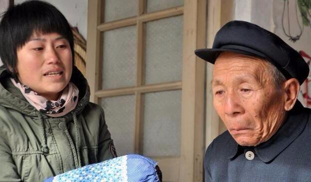 父親再婚後，對我不聞不問，我出嫁前他送一張卡，我淚如泉湧