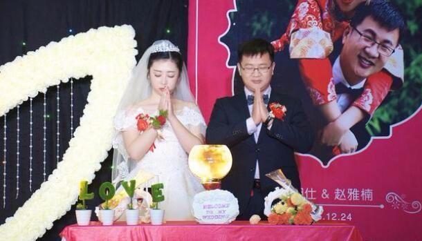 姐姐出嫁，繼母給8萬嫁妝，我娶妻她給一張卡，餘額讓我淚如泉湧