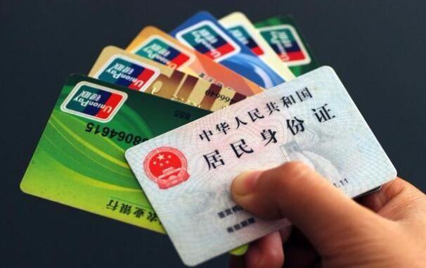 姐姐出嫁，繼母給8萬嫁妝，我娶妻她給一張卡，餘額讓我淚如泉湧