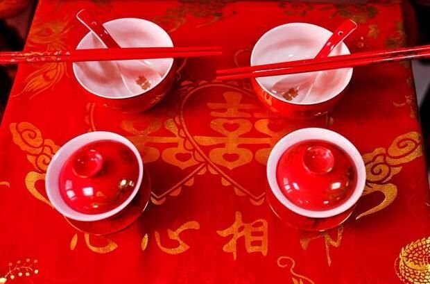 姐姐出嫁，繼母給8萬嫁妝，我娶妻她給一張卡，餘額讓我淚如泉湧