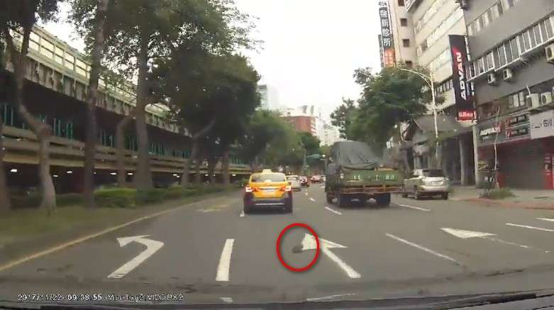 【影片】下車救援卻看不到貓咪　12小時後驚見「緣分一直在車裡」超感動